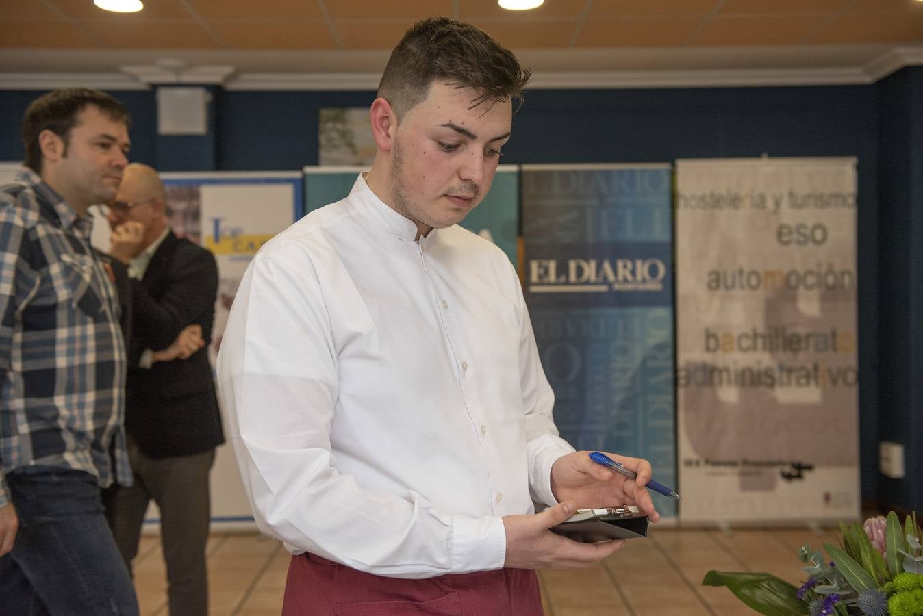 Imágenes de la VII edición de Maître Cantabria, celebrada en la Escuela de Hostelería del IES Fuente Fresnedo de Laredo, donde la ilusión y los nervios acompañaron a los nueve finalistas. Tras una competición igualada en alguna de las demostraciones, finalmente Sheila Martín, de 21 años, se hizo con el galardón. 