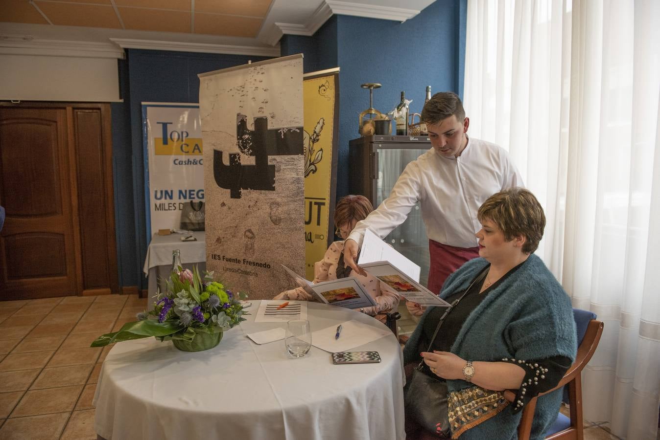 Imágenes de la VII edición de Maître Cantabria, celebrada en la Escuela de Hostelería del IES Fuente Fresnedo de Laredo, donde la ilusión y los nervios acompañaron a los nueve finalistas. Tras una competición igualada en alguna de las demostraciones, finalmente Sheila Martín, de 21 años, se hizo con el galardón. 