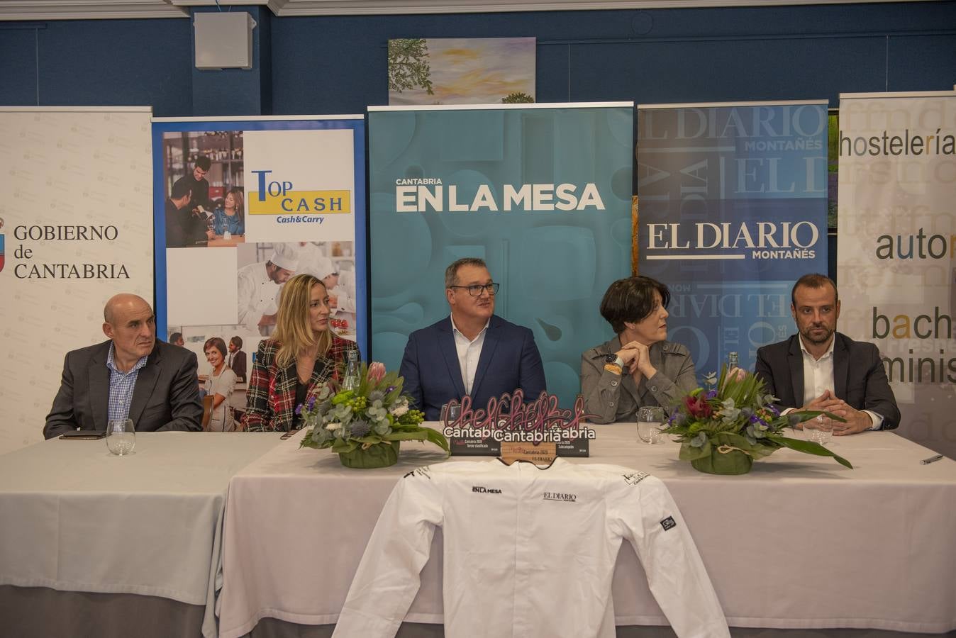 Imágenes de la VII edición de Maître Cantabria, celebrada en la Escuela de Hostelería del IES Fuente Fresnedo de Laredo, donde la ilusión y los nervios acompañaron a los nueve finalistas. Tras una competición igualada en alguna de las demostraciones, finalmente Sheila Martín, de 21 años, se hizo con el galardón. 