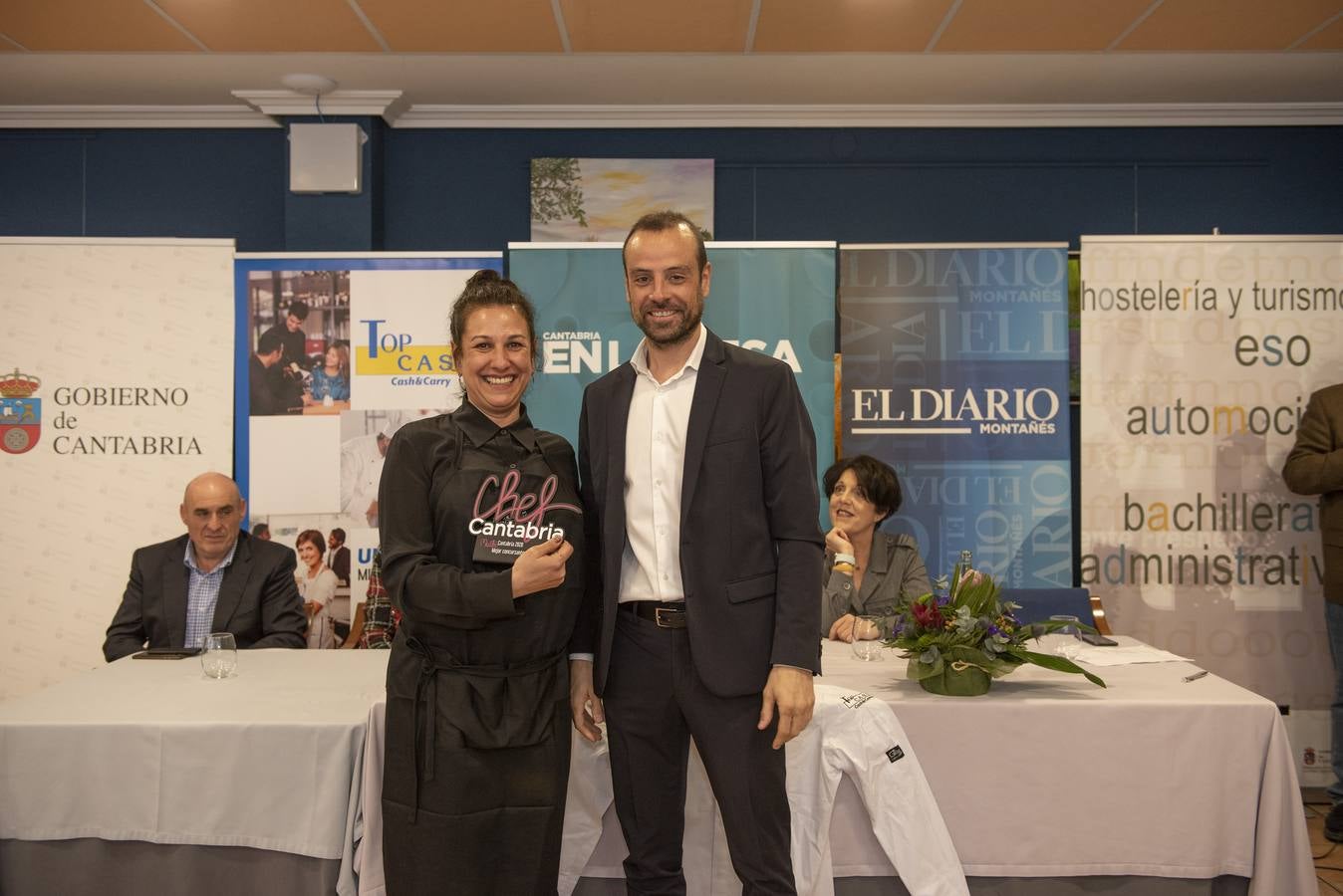 Imágenes de la VII edición de Maître Cantabria, celebrada en la Escuela de Hostelería del IES Fuente Fresnedo de Laredo, donde la ilusión y los nervios acompañaron a los nueve finalistas. Tras una competición igualada en alguna de las demostraciones, finalmente Sheila Martín, de 21 años, se hizo con el galardón. 