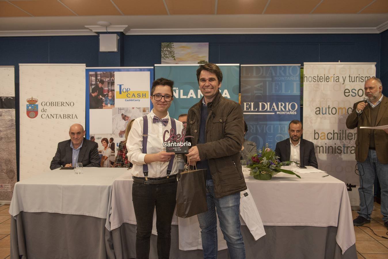 Imágenes de la VII edición de Maître Cantabria, celebrada en la Escuela de Hostelería del IES Fuente Fresnedo de Laredo, donde la ilusión y los nervios acompañaron a los nueve finalistas. Tras una competición igualada en alguna de las demostraciones, finalmente Sheila Martín, de 21 años, se hizo con el galardón. 