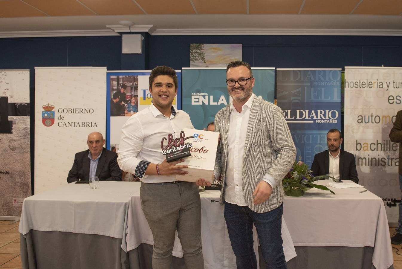 Imágenes de la VII edición de Maître Cantabria, celebrada en la Escuela de Hostelería del IES Fuente Fresnedo de Laredo, donde la ilusión y los nervios acompañaron a los nueve finalistas. Tras una competición igualada en alguna de las demostraciones, finalmente Sheila Martín, de 21 años, se hizo con el galardón. 