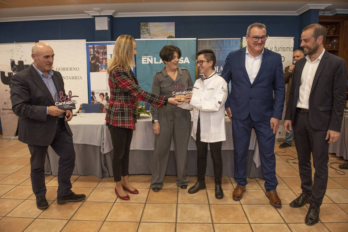 Imágenes de la VII edición de Maître Cantabria, celebrada en la Escuela de Hostelería del IES Fuente Fresnedo de Laredo, donde la ilusión y los nervios acompañaron a los nueve finalistas. Tras una competición igualada en alguna de las demostraciones, finalmente Sheila Martín, de 21 años, se hizo con el galardón. 