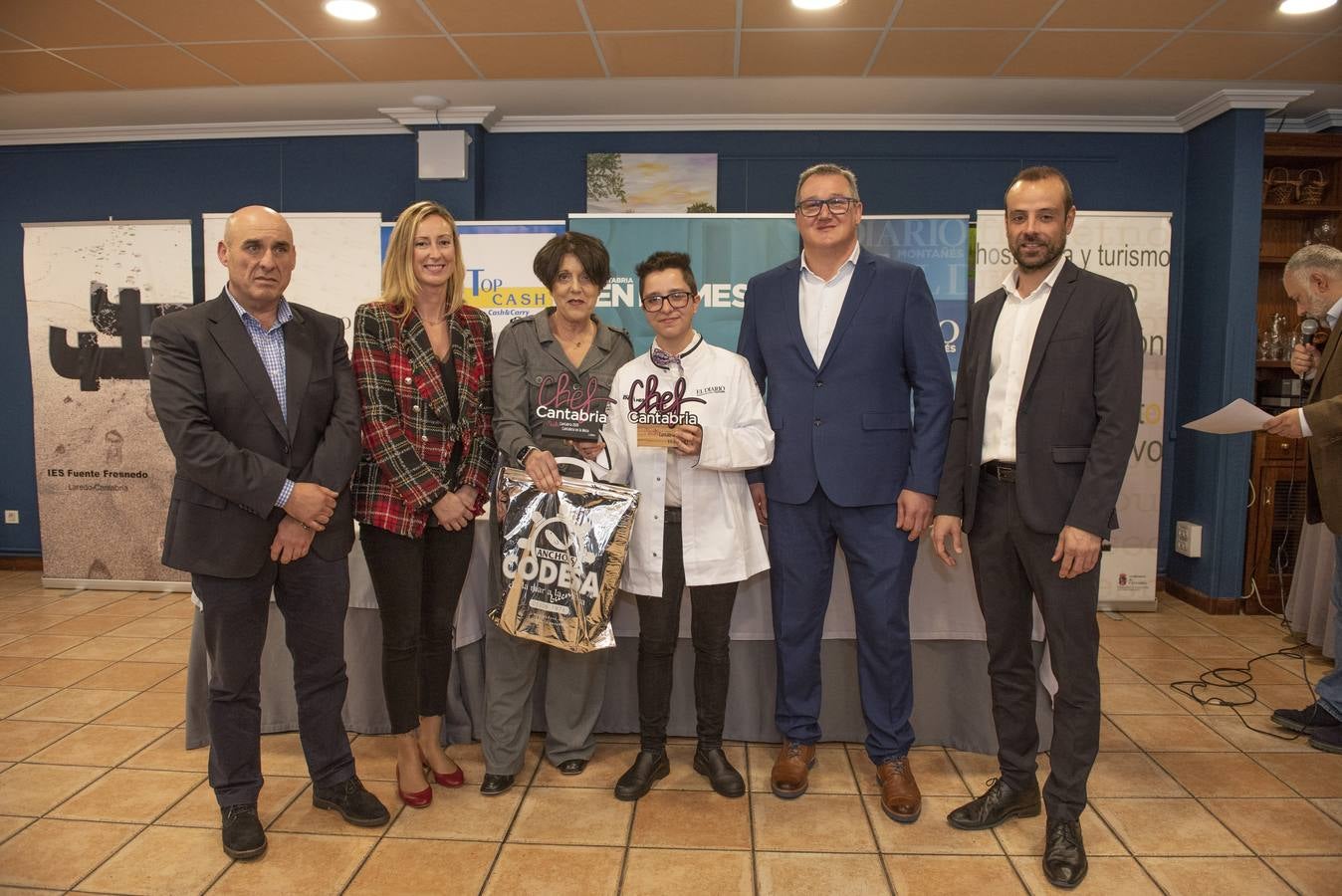 Imágenes de la VII edición de Maître Cantabria, celebrada en la Escuela de Hostelería del IES Fuente Fresnedo de Laredo, donde la ilusión y los nervios acompañaron a los nueve finalistas. Tras una competición igualada en alguna de las demostraciones, finalmente Sheila Martín, de 21 años, se hizo con el galardón. 