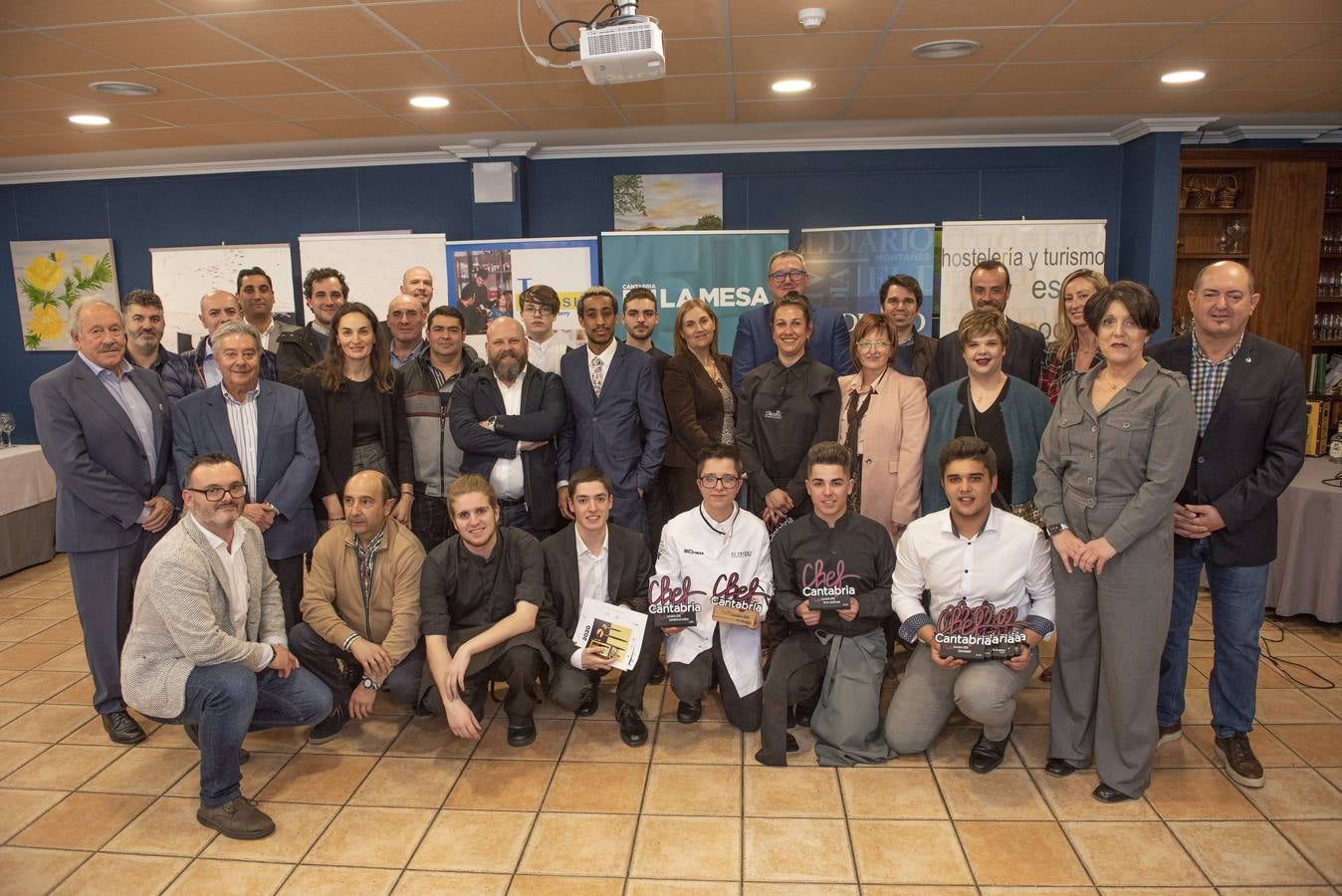 Imágenes de la VII edición de Maître Cantabria, celebrada en la Escuela de Hostelería del IES Fuente Fresnedo de Laredo, donde la ilusión y los nervios acompañaron a los nueve finalistas. Tras una competición igualada en alguna de las demostraciones, finalmente Sheila Martín, de 21 años, se hizo con el galardón. 