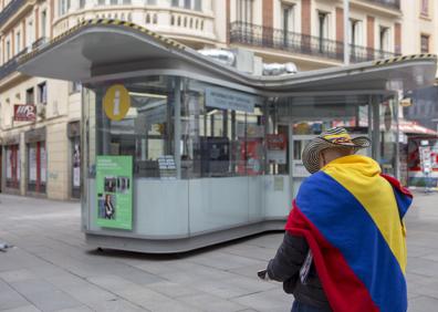 Imagen secundaria 1 - Nadie quiere hacerse fotos en la Puerta del Sol