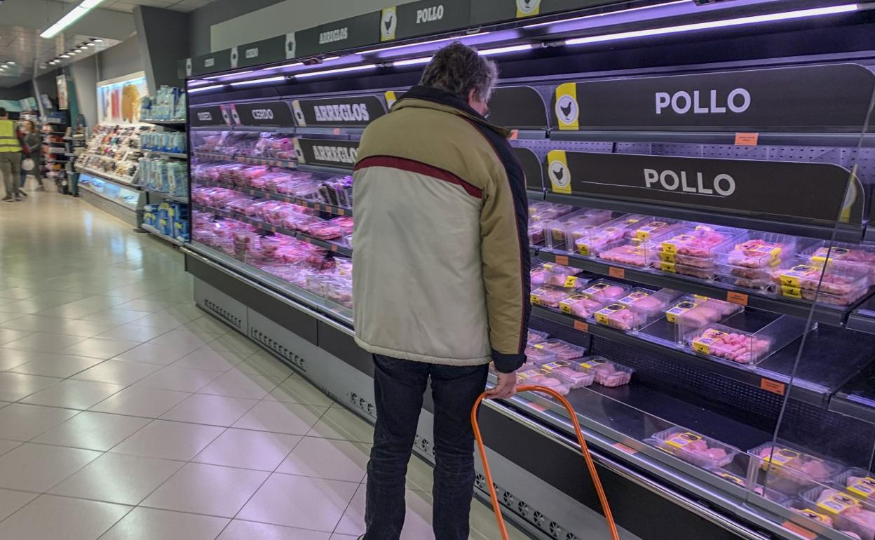 Un hombre realiza la compra en el Mercadona de la calle Castilla, en Santander, donde ayer había existencias suficientes.