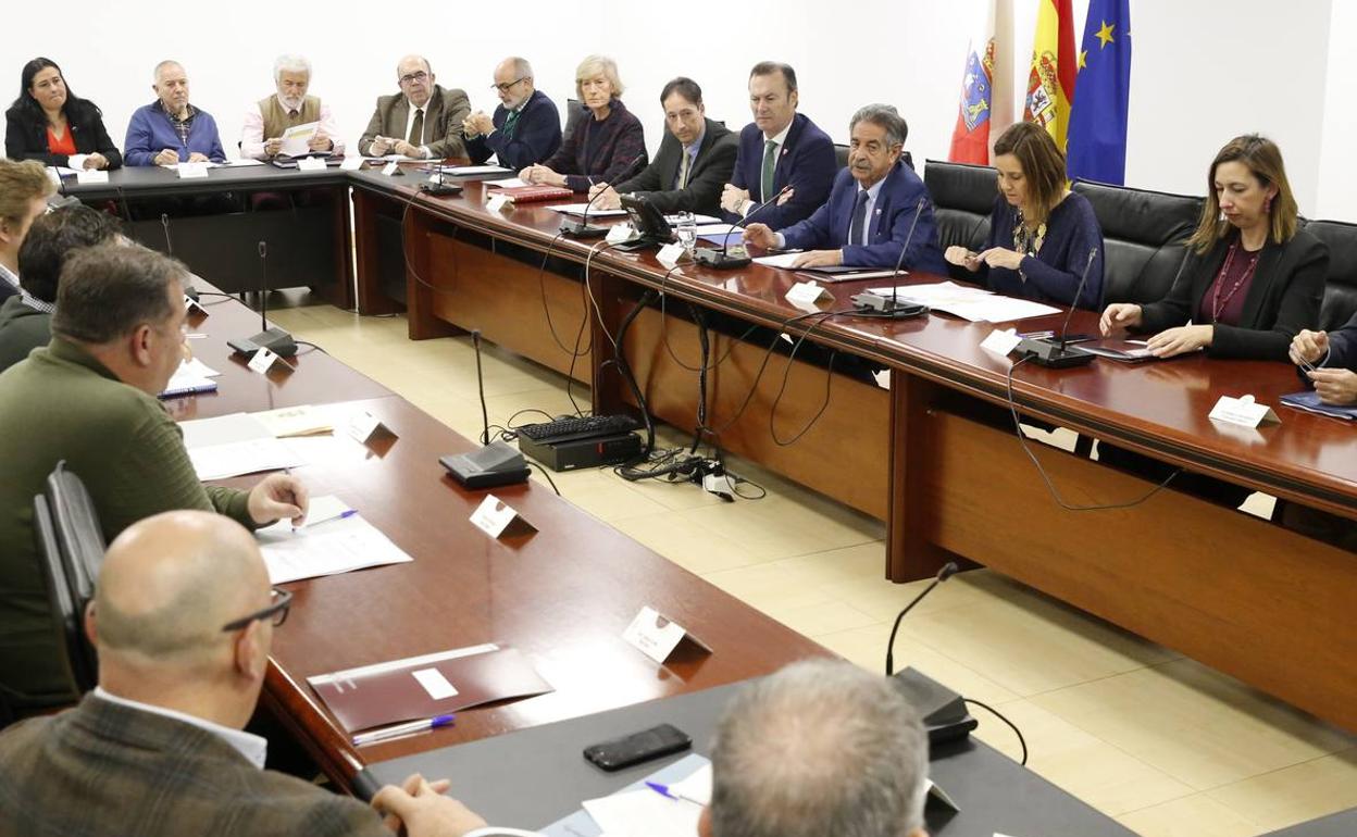 Revilla, esta mañana en la reunión del consejo asesor para la lucha contra el despoblamiento de Cantabria.