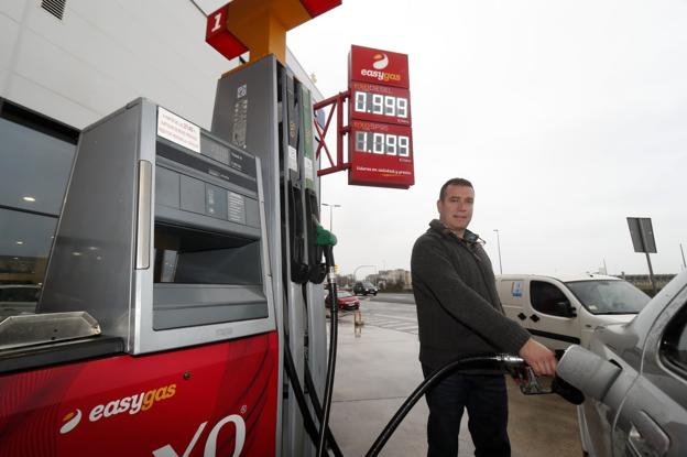 Un cliente llena ayer el depósito en una gasolinera de la avenida de Parayas, en Santander. 