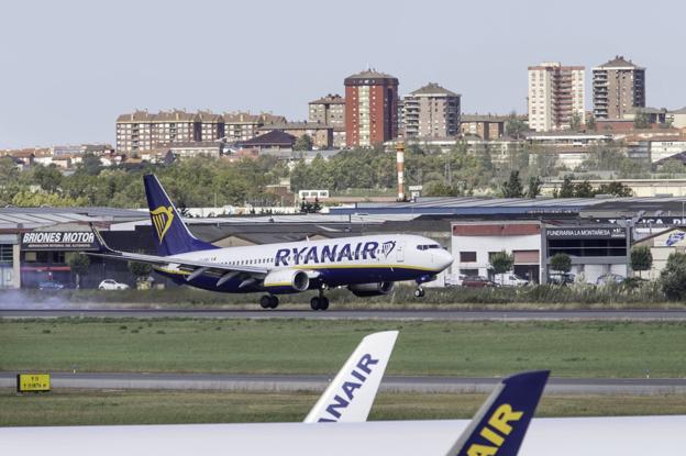 Un avión de Ryanair en el aeropuerto Seve Ballesteros. 