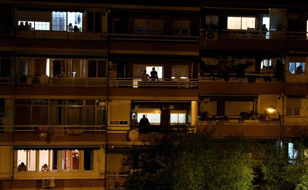 Los ciudanos salen a los balcones para aplaudir a los sanitarios 