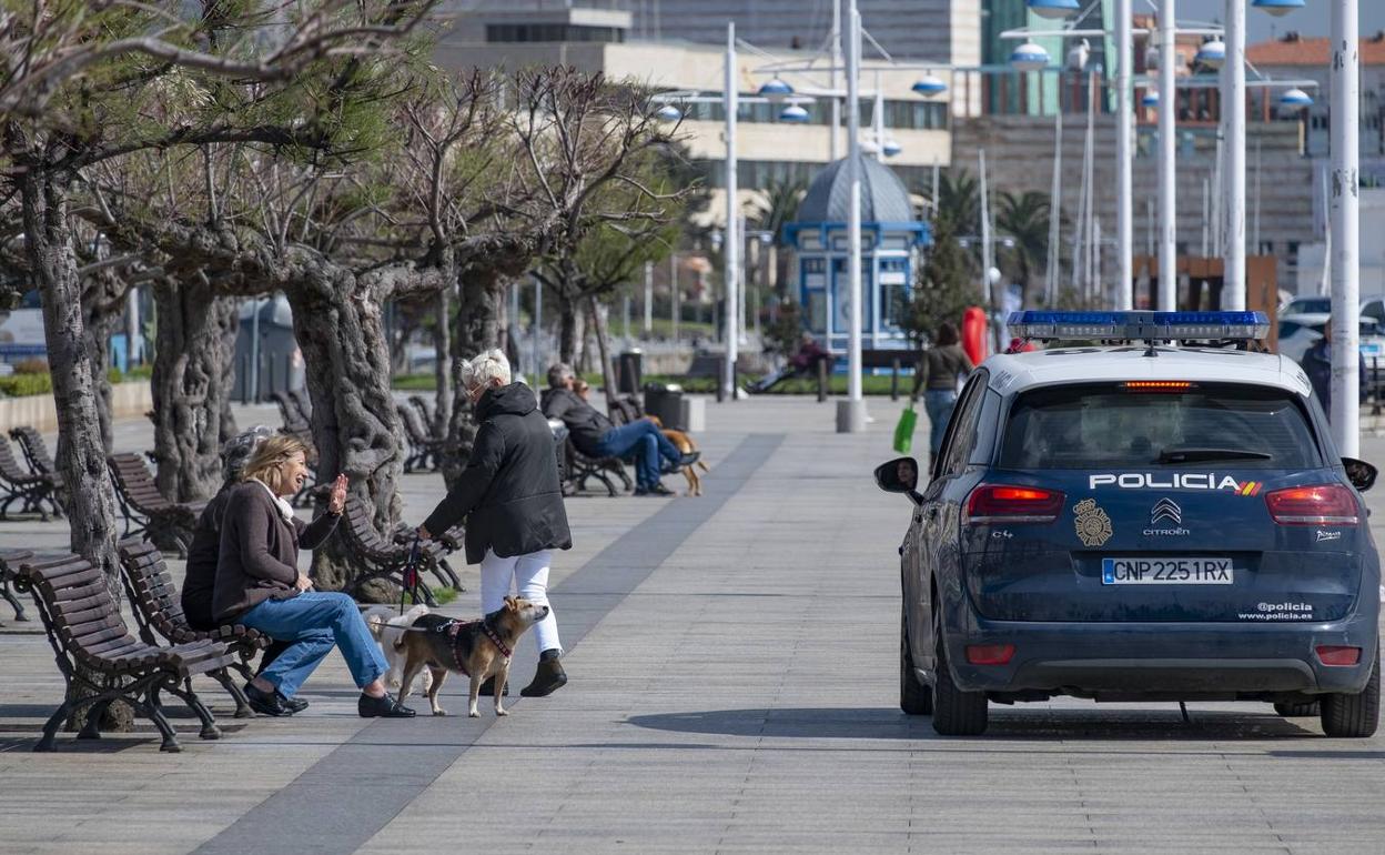 Miembros de la Policía Nacional informan a unas mujeres en Santander.