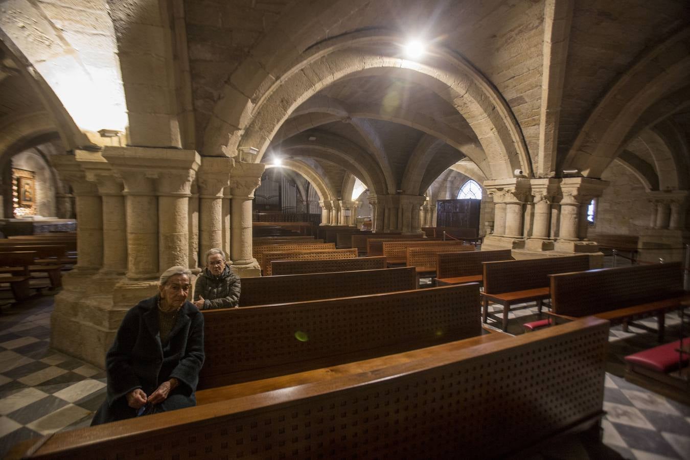 Apenas gente a la hora de misa en las iglesias de Santander. En la imagen El Cristo