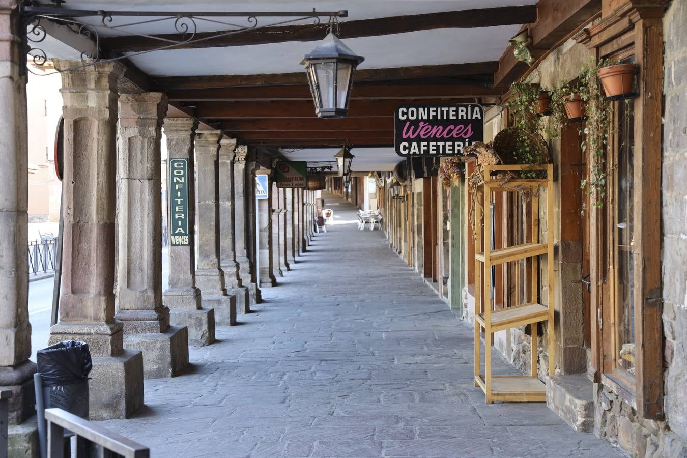 Santander, el centro amaneción vacío. Mas tarde se vió algún ciudadano