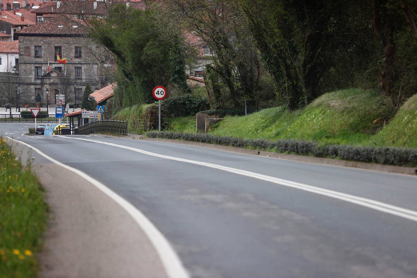 La carretera Nacional a su paso por Cabezón de la Sal sin tráfico