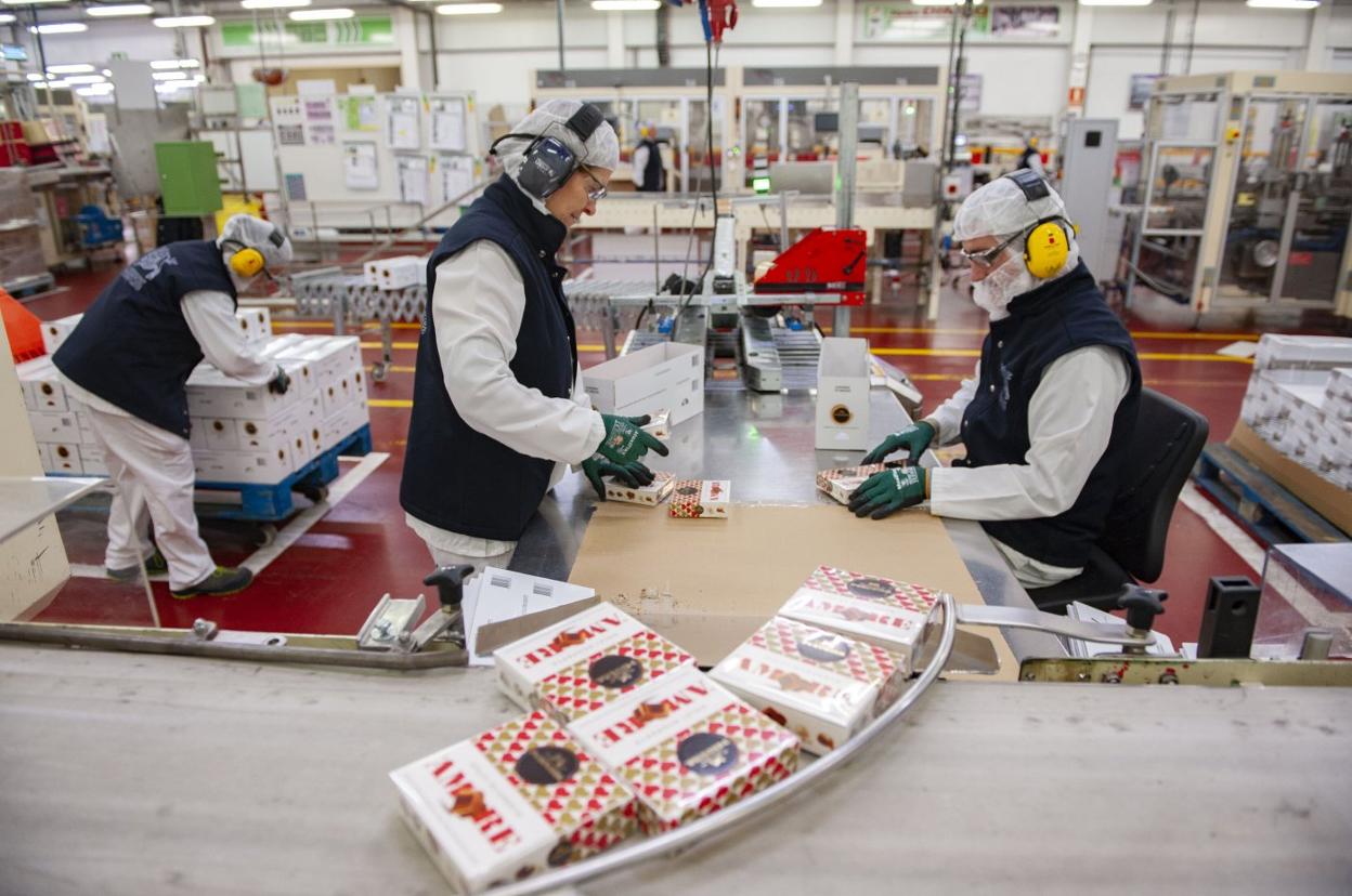 Unos operarios de Nestlé, en las instalaciones que la factoría posee en La Penilla de Cayón. 