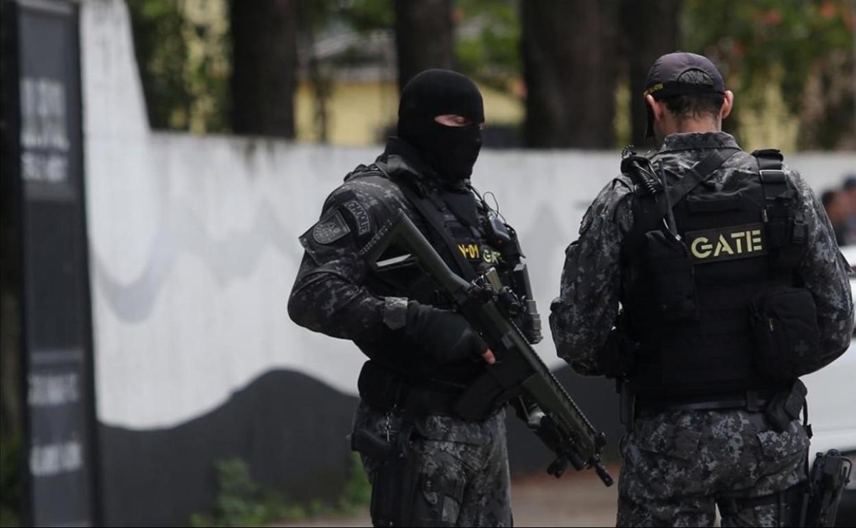 Policias brasileños.