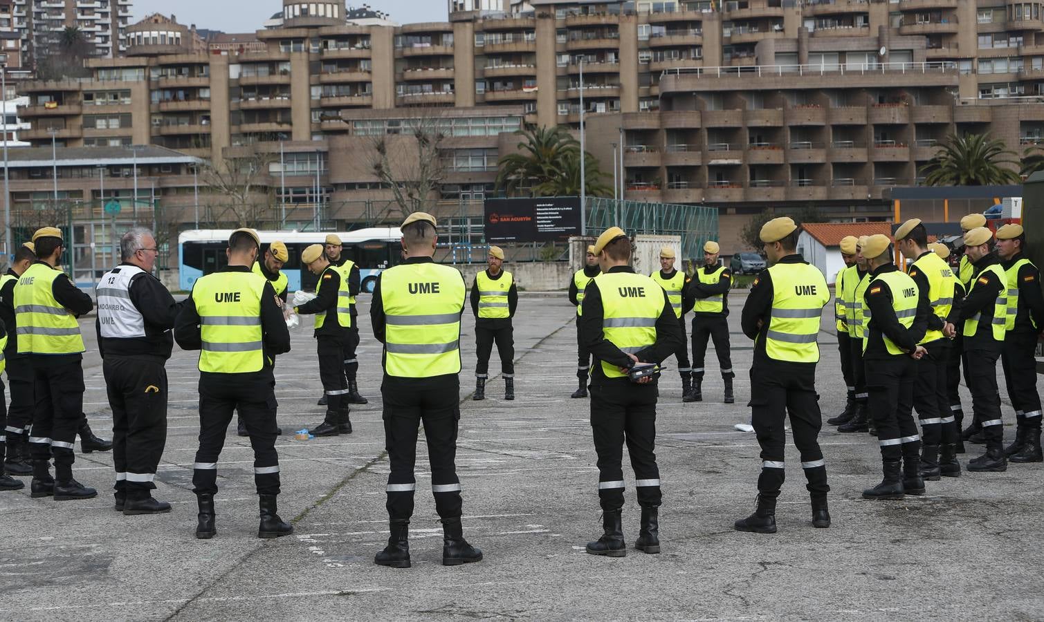 Efectivos de la UME reunidos en el aparcamiento de El Sardinero.