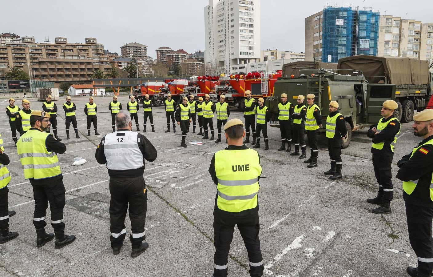 Efectivos de la UME reunidos en el aparcamiento de El Sardinero.