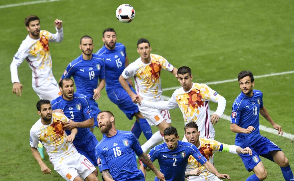 La selección absoluta masculina de fútbol, en un partido ante Italia