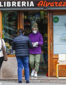 Imagen secundaria 2 - «El domingo fue de locura, tuve que pedir periódicos de más porque se agotaban»