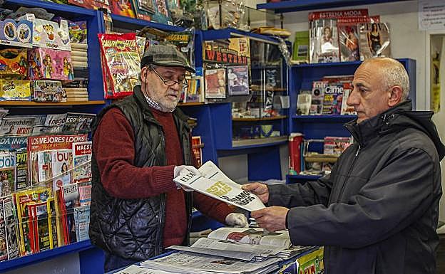 Imagen principal - «El domingo fue de locura, tuve que pedir periódicos de más porque se agotaban»