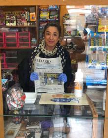 Imagen secundaria 2 - «El domingo fue de locura, tuve que pedir periódicos de más porque se agotaban»