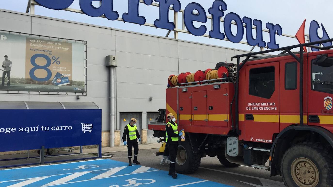 En el tercer día laborable del estado de alarma, quizá se han visto menos transeúntes por las calles. Menos tráfico también y pocas colas a la entrada de los supermercados. La actividad sigue en algunos sectores y la UME se despliega para desinfectar toda la región.