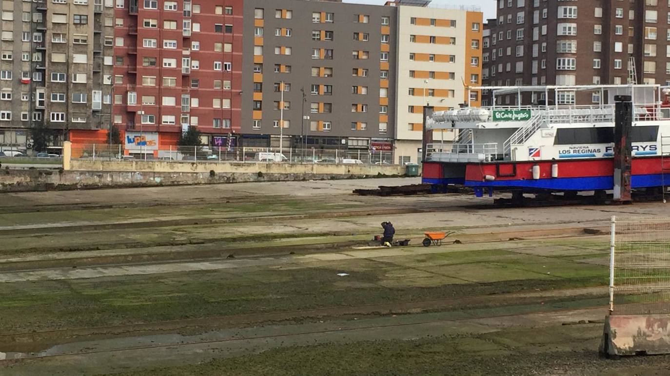 En el tercer día laborable del estado de alarma, quizá se han visto menos transeúntes por las calles. Menos tráfico también y pocas colas a la entrada de los supermercados. La actividad sigue en algunos sectores y la UME se despliega para desinfectar toda la región.