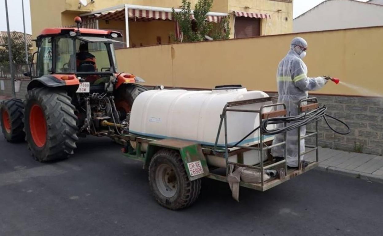 Uno de los tractores haciendo tareas de desinfección. 