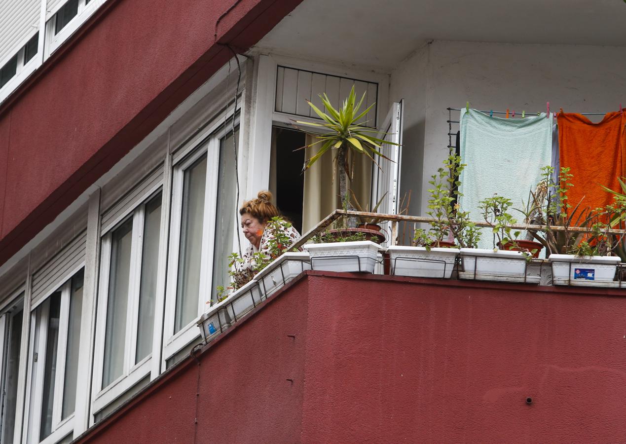 Calles y carreteras vacías, gente asomada a los balcones y operarios lavando y desinfectando, entre las imágenes del día. 