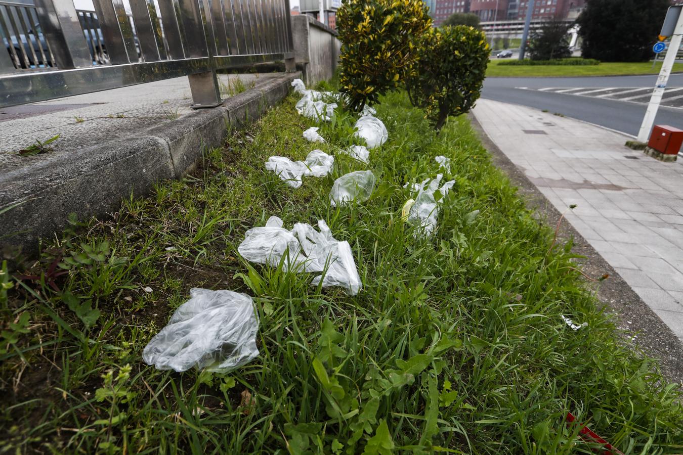 Calles y carreteras vacías, gente asomada a los balcones y operarios lavando y desinfectando, entre las imágenes del día. 