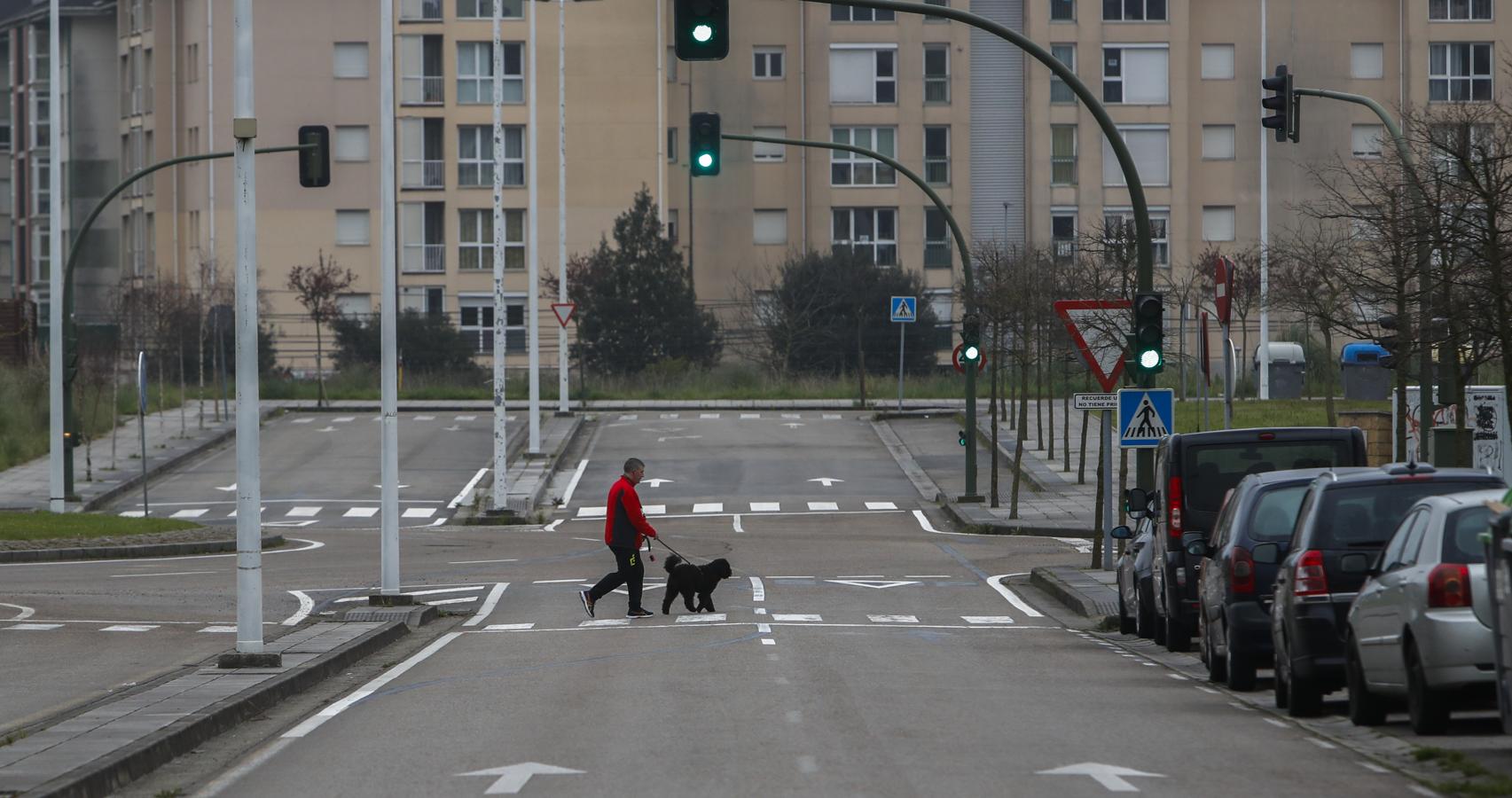 Calles y carreteras vacías, gente asomada a los balcones y operarios lavando y desinfectando, entre las imágenes del día. 