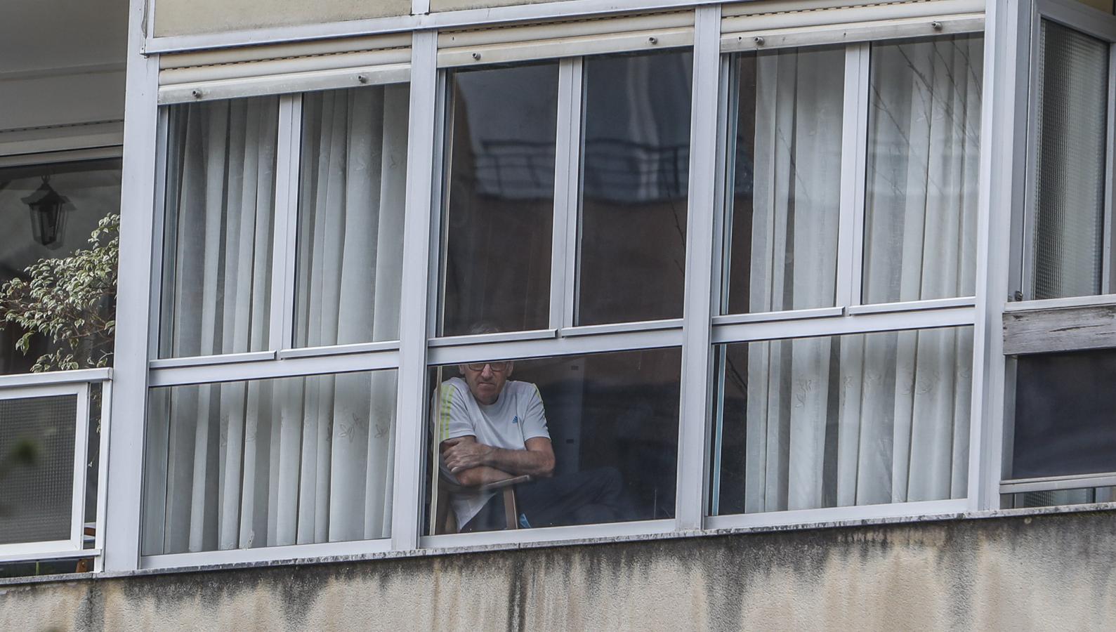 Calles y carreteras vacías, gente asomada a los balcones y operarios lavando y desinfectando, entre las imágenes del día. 