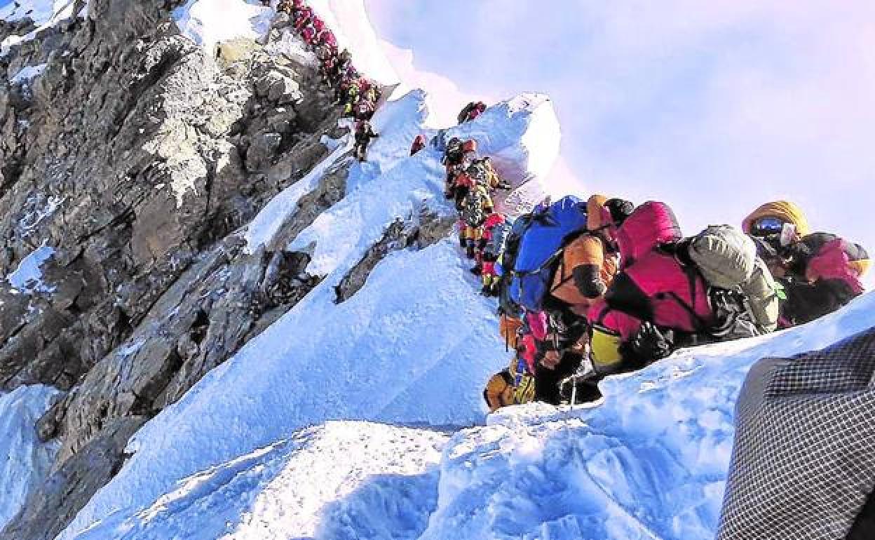 Esta imagen muestra la gran afluencia de montañeros que sufrió el Everest el pasado 2019. 