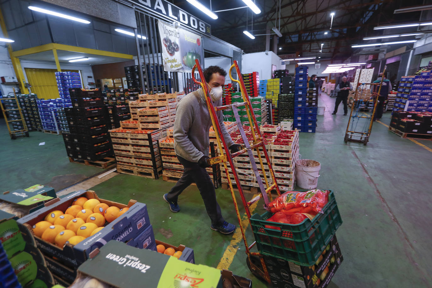 Fotos: Mercasantander, la despensa de las tiendas cántabras, tiene «existencias de sobra»