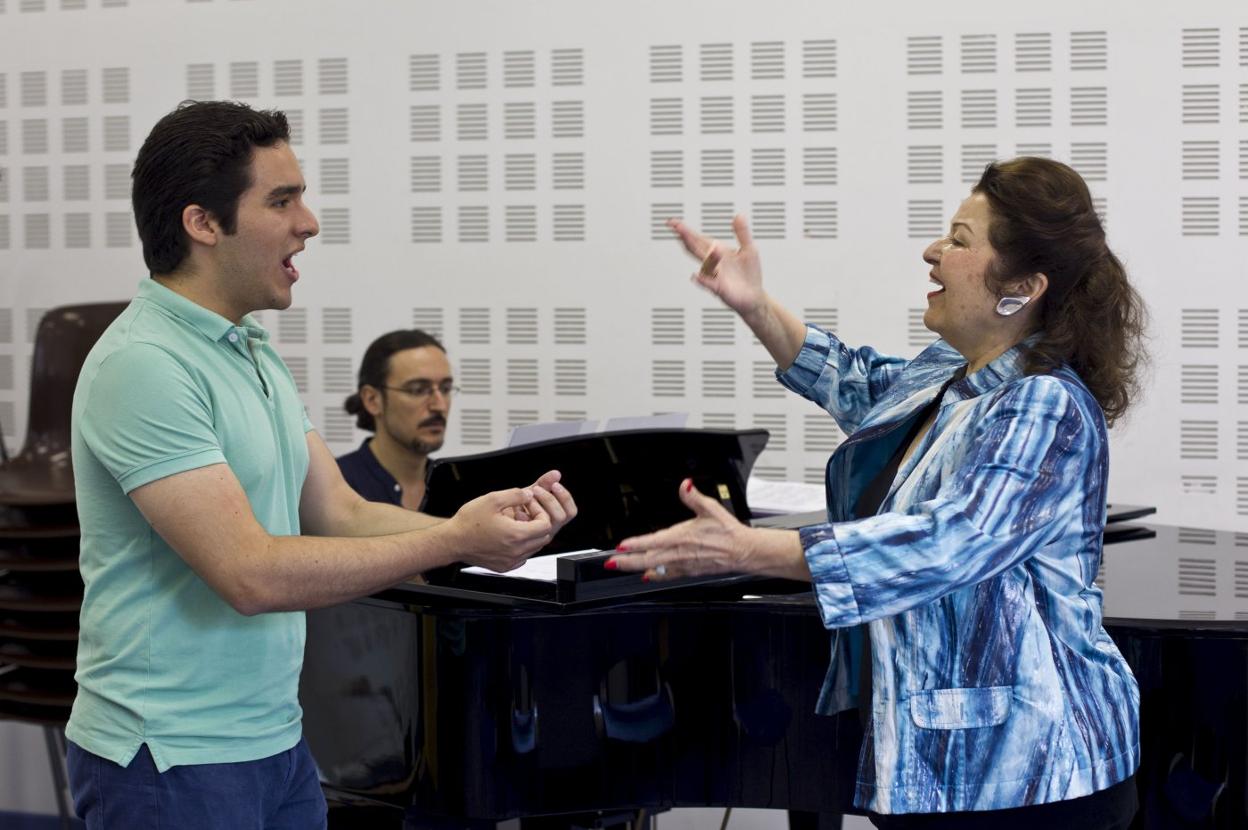  La soprano Helen Donath, profesora del Encuentro de Musica y Academia de Santander durante una de sus clases. javier cotera