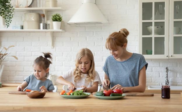 Estos días es una buena ocasión para introducir a los más jóvenes de la casa en la cocina.