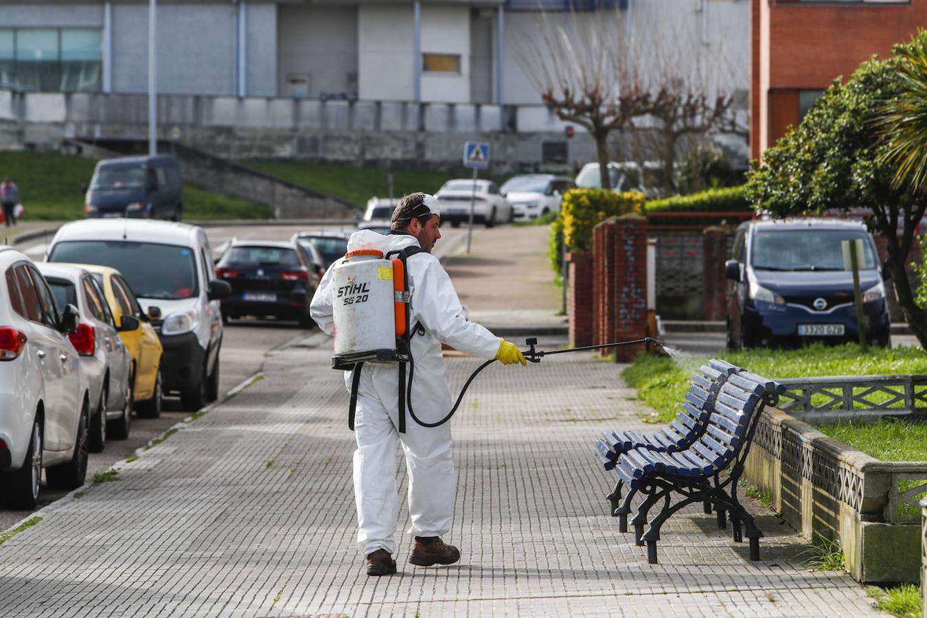 Las imágenes más destacadas del quinto día laboral en estado de alarma en Cantabria,