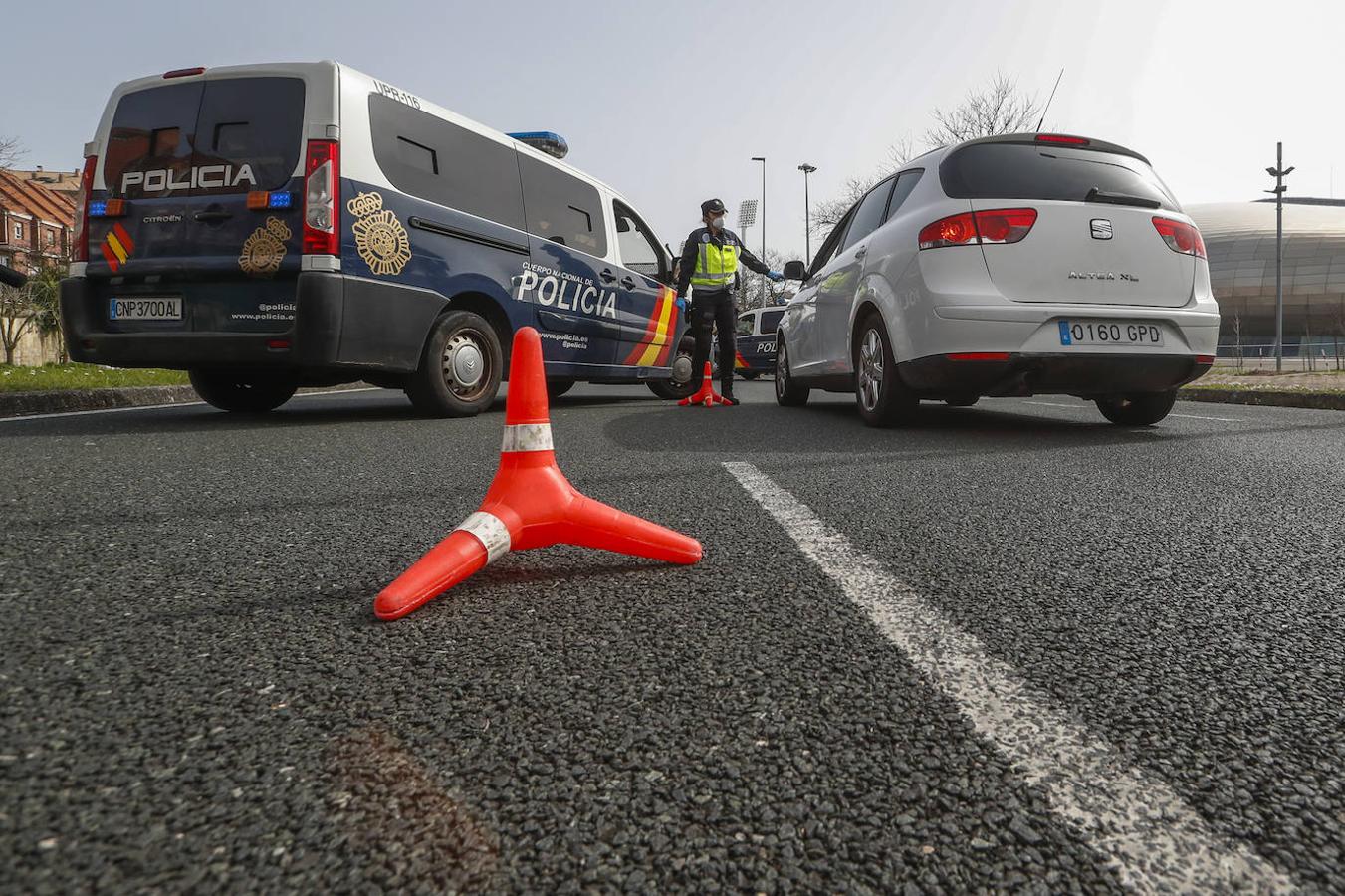 Las imágenes más destacadas del quinto día laboral en estado de alarma en Cantabria,