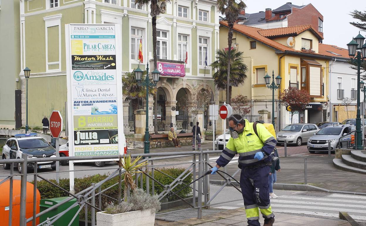 Torrelavega aumenta el personal para labores de desinfección en las calles