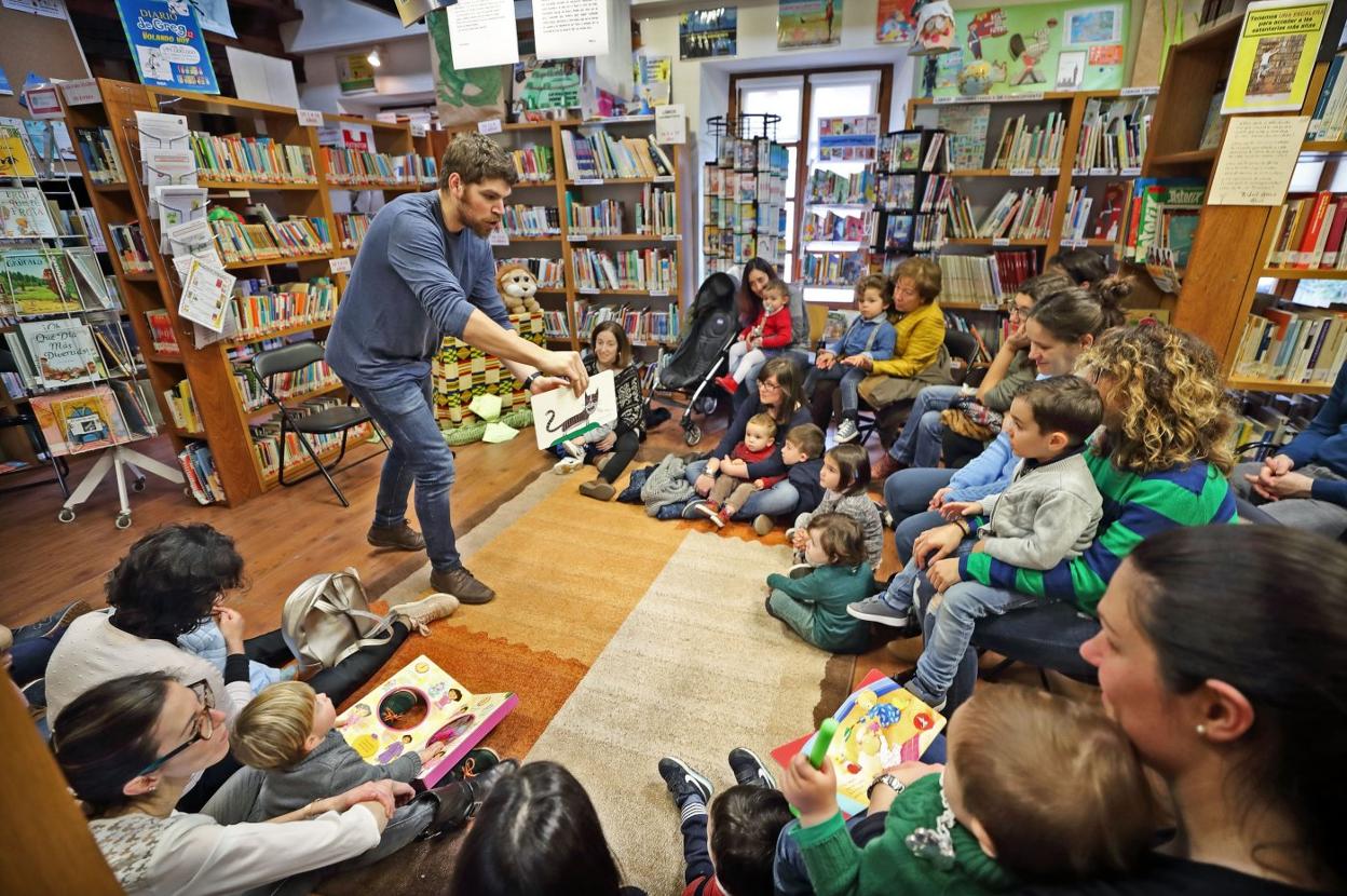 Sesión de cuentacuentos en la biblioteca municipal de Cabezón de la Sal