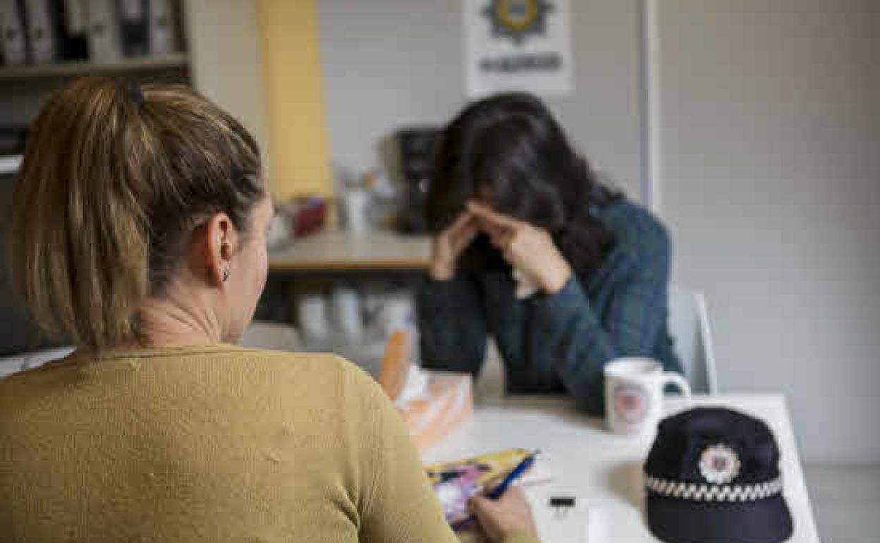 Una agente atiende a una mujer en los despachos de la Unidad de Violencia Familiar 