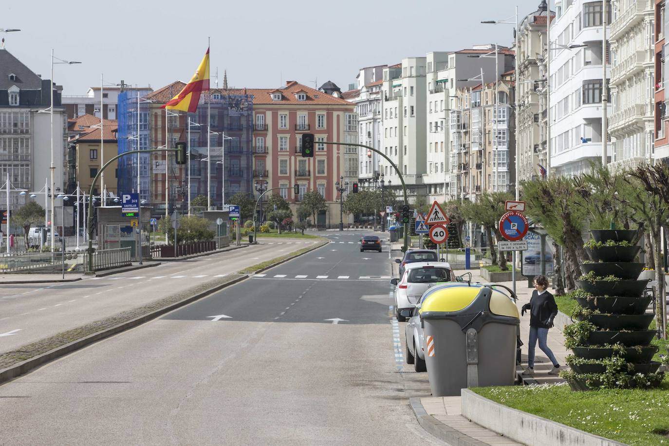 La calle Castelar casi desierta.