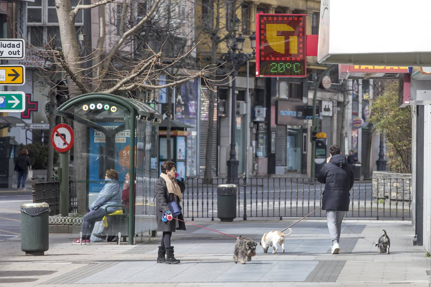 Los dueños de perros son casi los únicos que están por la calle.
