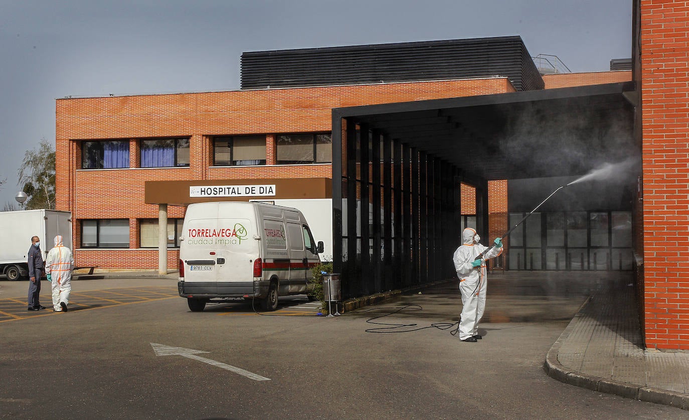 En Torrelavega este sábado tocó desinfectar los accesos al Hospital de Sierrallana.