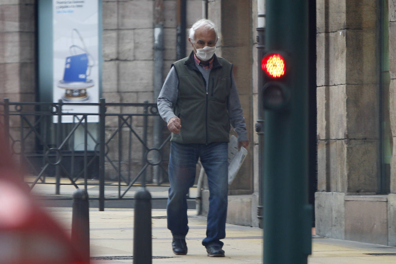 Un hombre sale a comprar la prensa en Torrelavega.