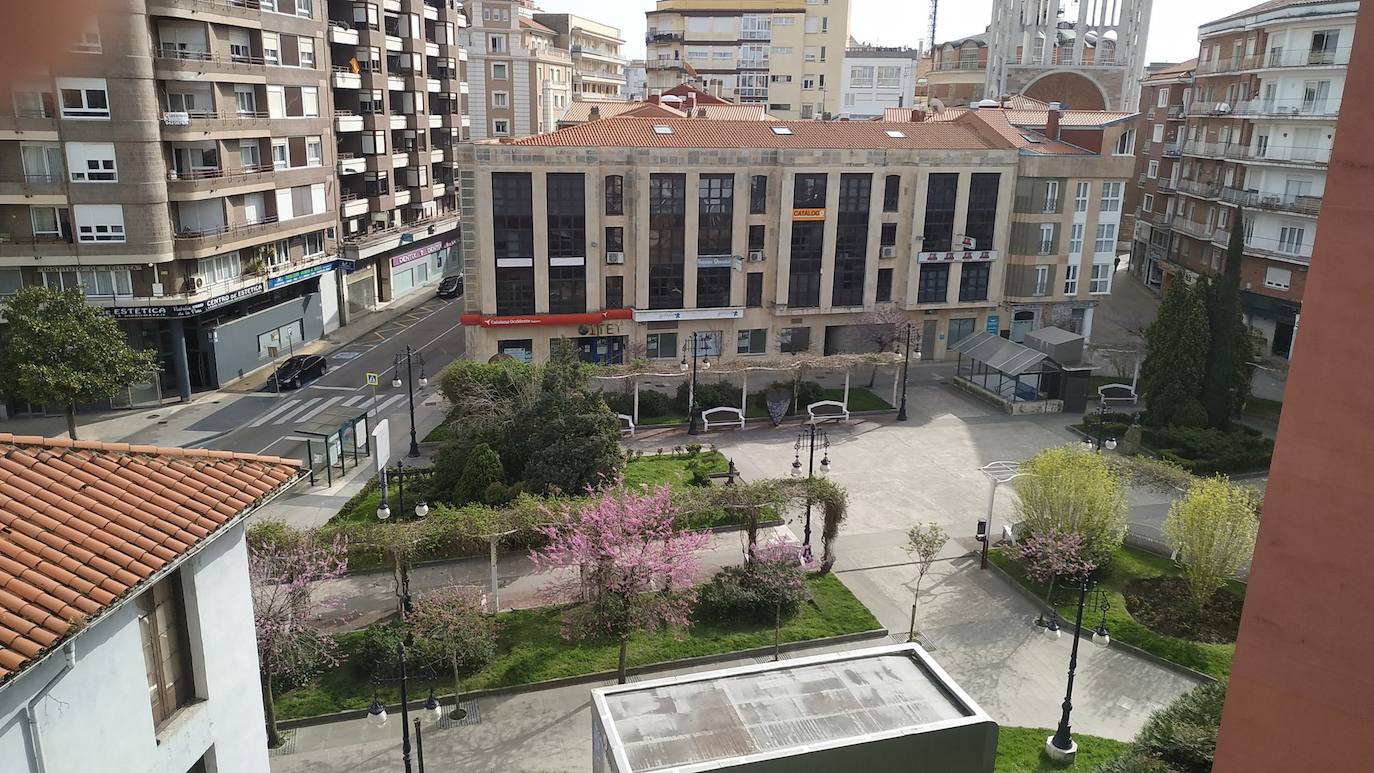 La plaza Pequeñeces de Torrelavega, desierta, sin niños ni abuelos al sol