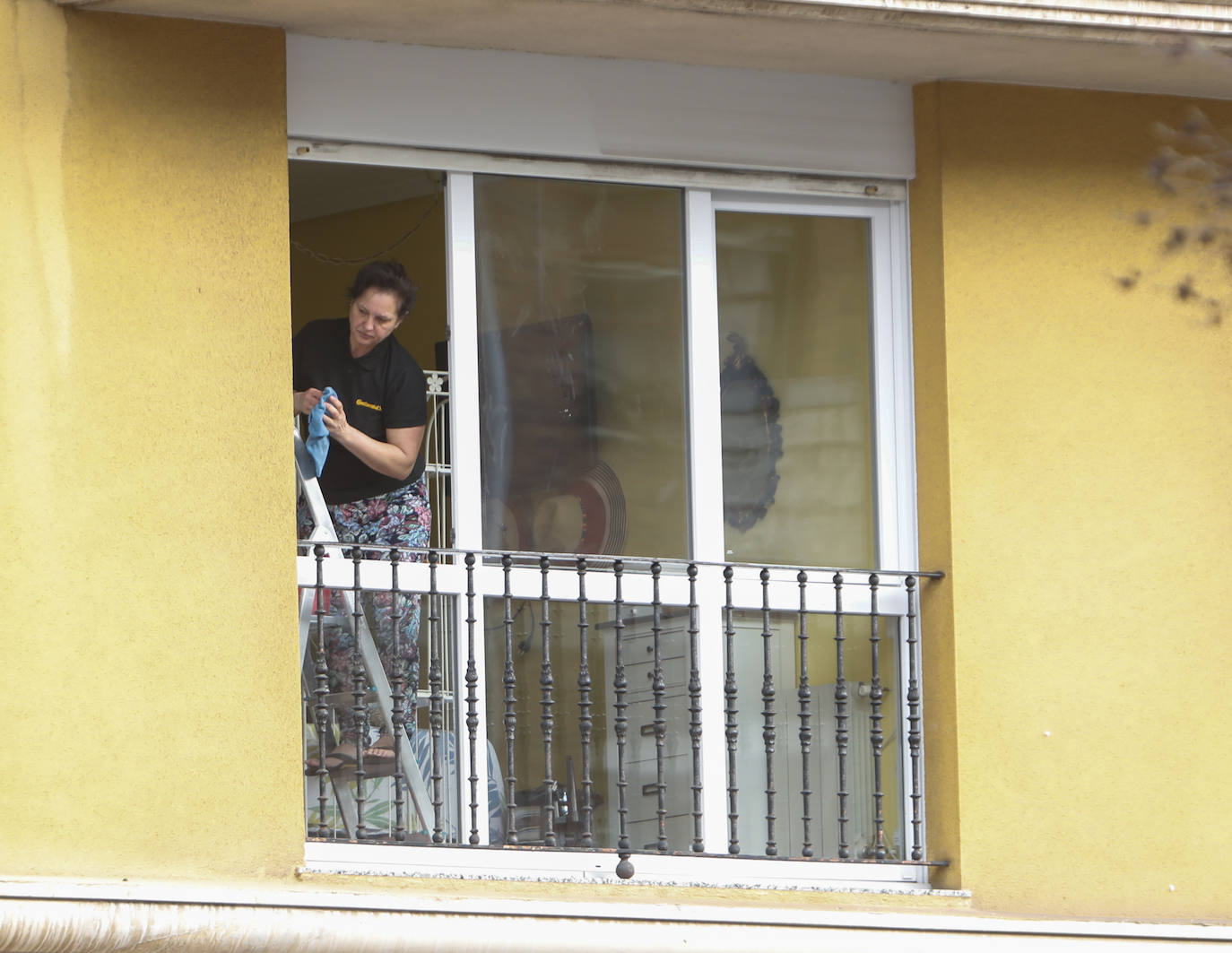 Limpiando los cristales del ventanal.