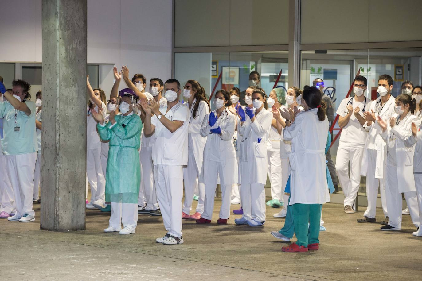 Fotos: Aplausos a los sanitarios a las puertas de Valdecilla